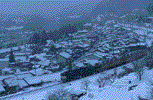 雪の須原宿を行く列車